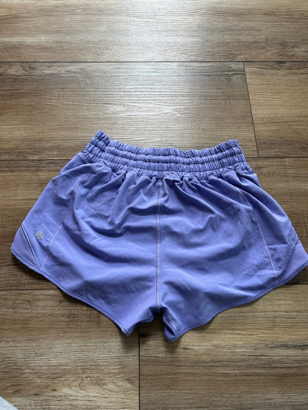 Women athletic shorts LuluLemon high rise 2.5 size 4 lavender shorts - Picture 2 of 3